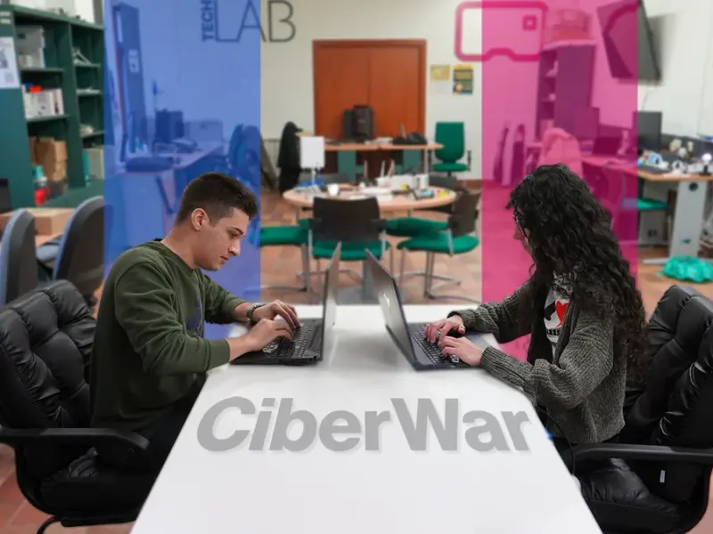 dos estudiantes en el laboratorio enfrentados a través de un computador