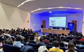 Fernando Rincón en el salón de actos Alan Turing