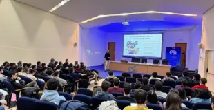 Fernando Rincón en el salón de actos Alan Turing