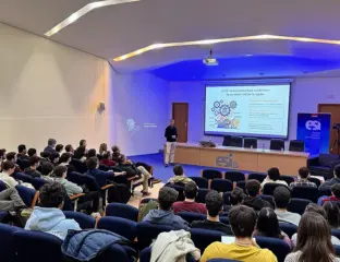 Fernando Rincón en el salón de actos Alan Turing