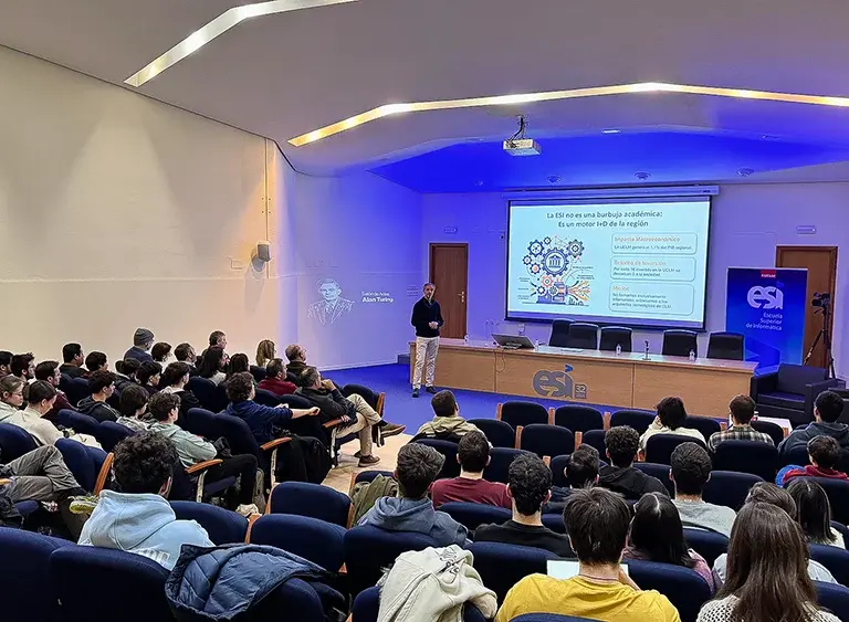 Fernando Rincón en el salón de actos Alan Turing