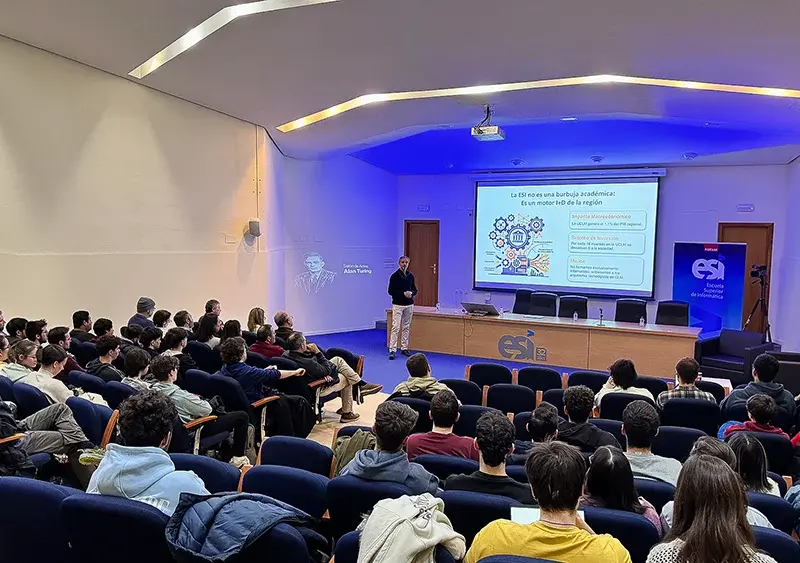 Fernando Rincón en el salón de actos Alan Turing