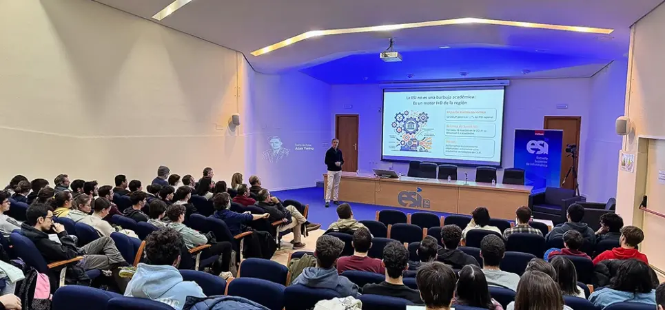 Fernando Rincón en el salón de actos Alan Turing