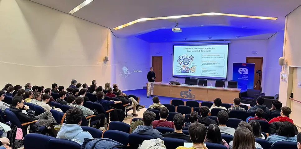 Fernando Rincón en el salón de actos Alan Turing