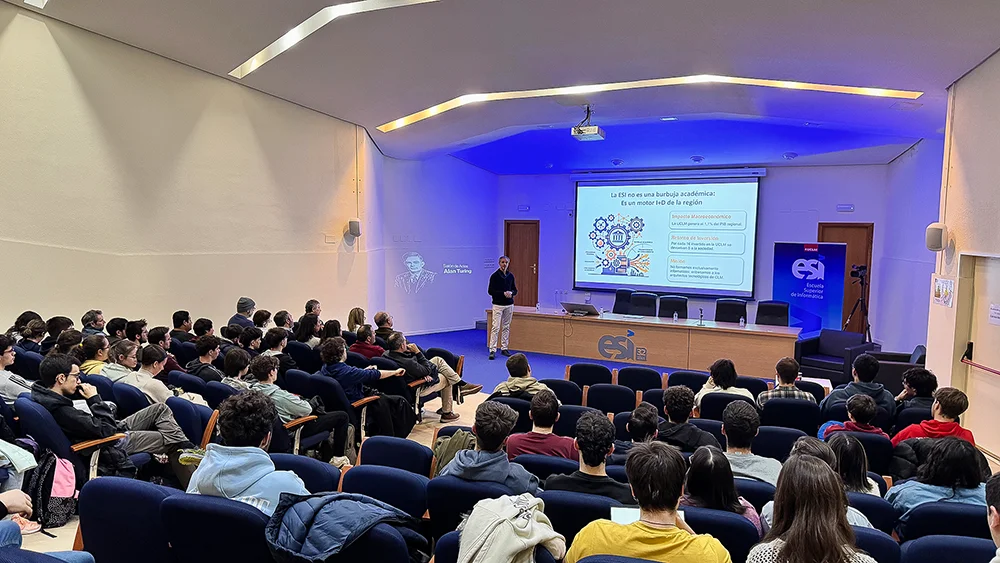 Fernando Rincón en el salón de actos Alan Turing