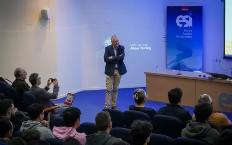 Óscar Cordón durante la conferencia