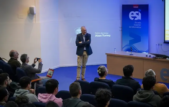 Óscar Cordón durante la conferencia