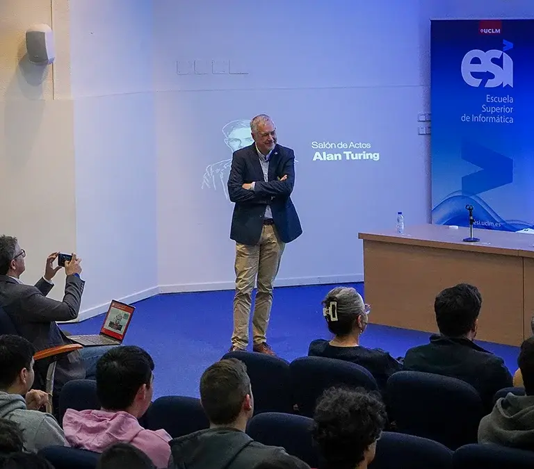 Óscar Cordón durante la conferencia