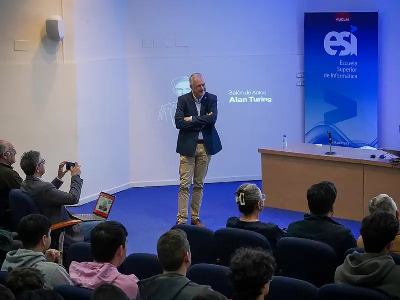 Óscar Cordón durante la conferencia