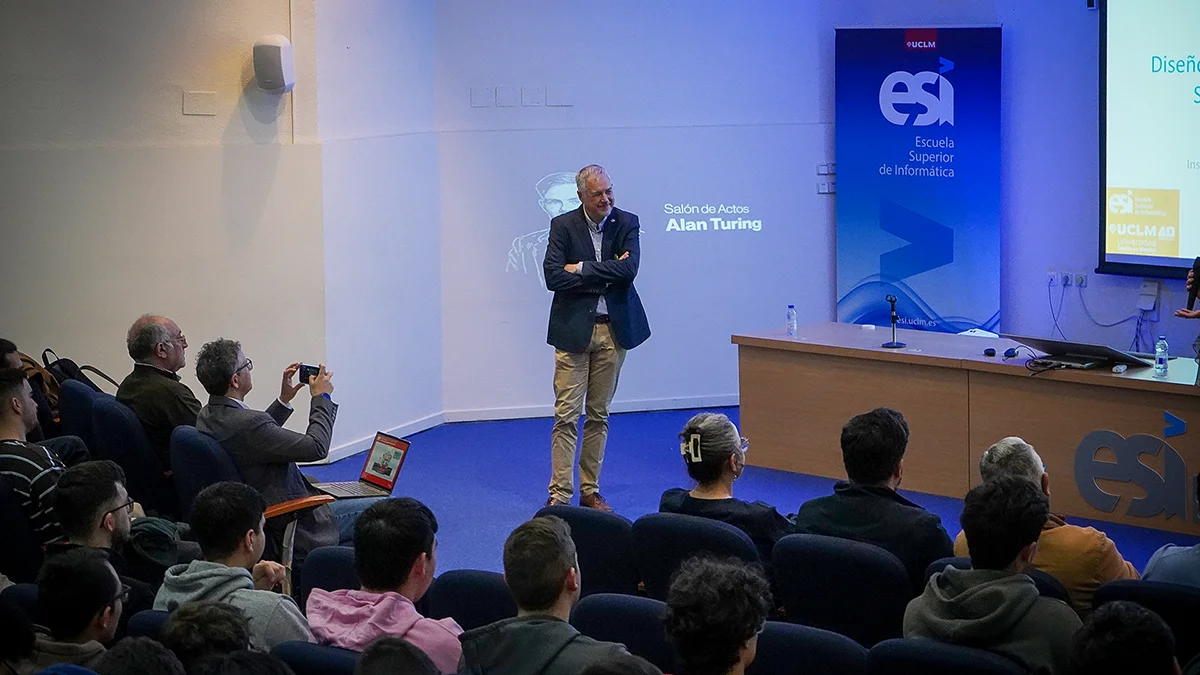 Óscar Cordón durante la conferencia