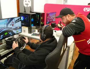 estudiante y profesor haciendo uso del simulador de conducción