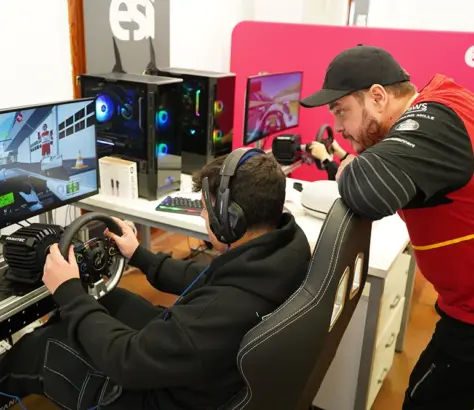 estudiante y profesor haciendo uso del simulador de conducción