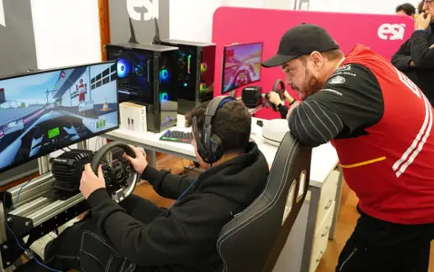 estudiante y profesor haciendo uso del simulador de conducción