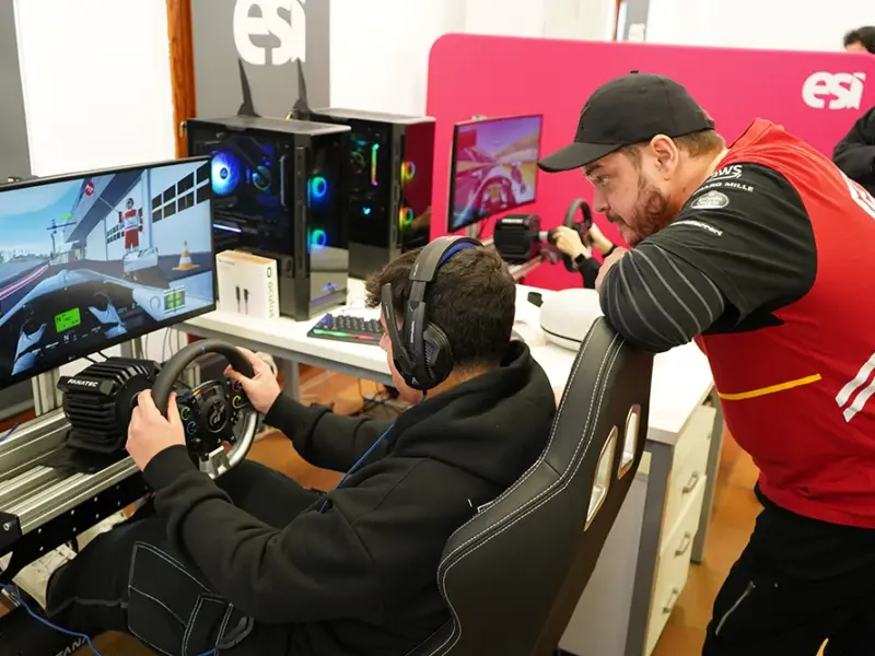 estudiante y profesor haciendo uso del simulador de conducción