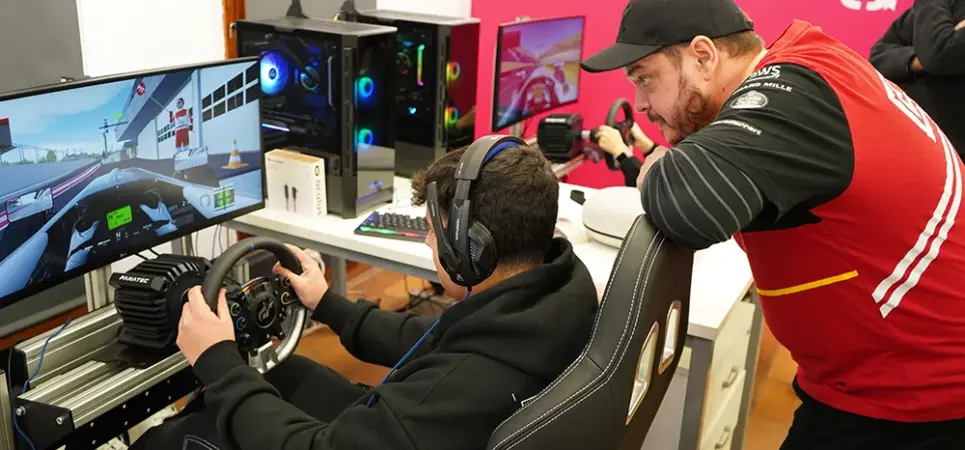 estudiante y profesor haciendo uso del simulador de conducción