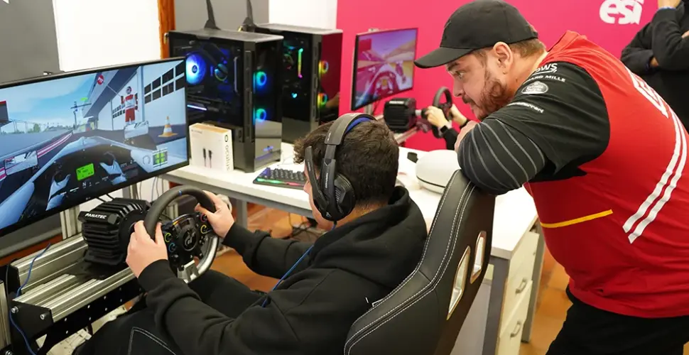estudiante y profesor haciendo uso del simulador de conducción