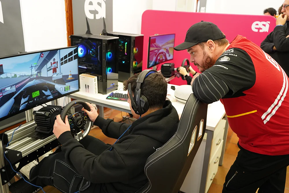 estudiante y profesor haciendo uso del simulador de conducción
