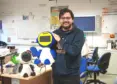 Guillermo Cubero con robot Shara