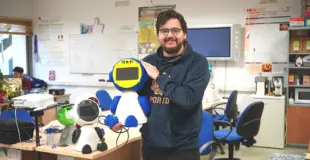 Guillermo Cubero con robot Shara