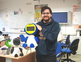 Guillermo Cubero con robot Shara