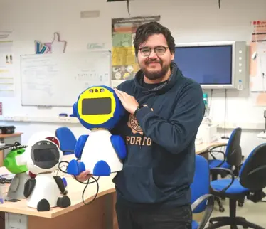 Guillermo Cubero con robot Shara