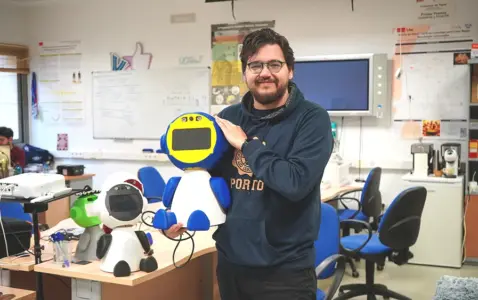 Guillermo Cubero con robot Shara