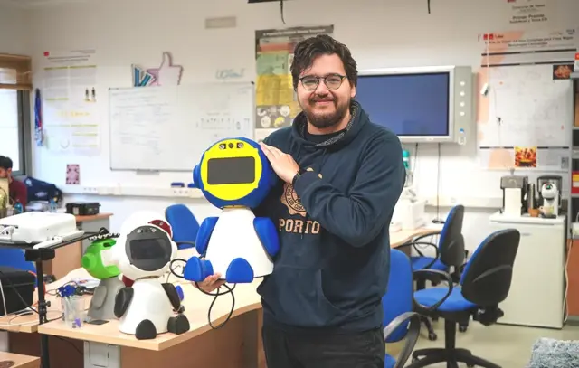 Guillermo Cubero con robot Shara