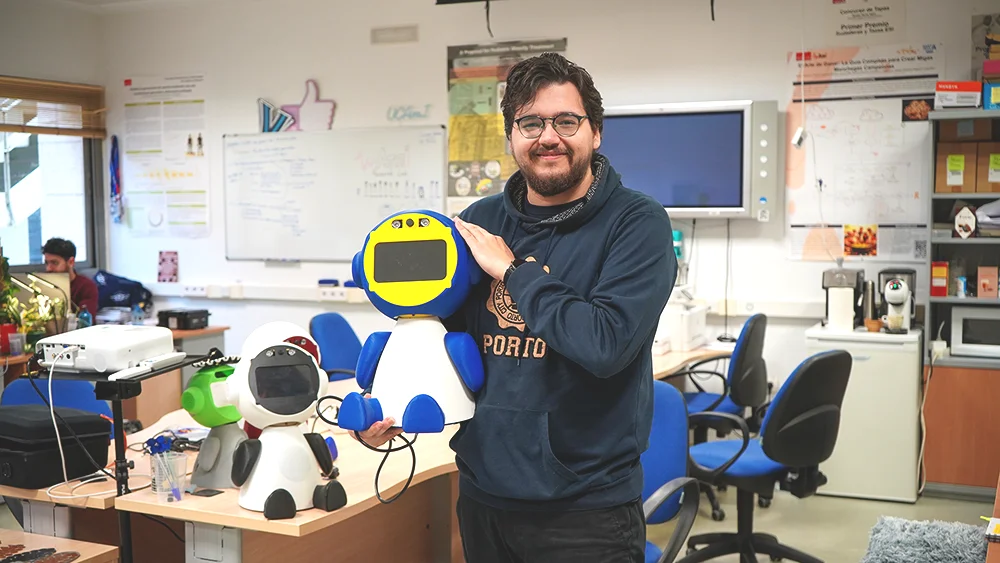 Guillermo Cubero con robot Shara