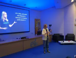 Dori López durante la conferencia en la esi