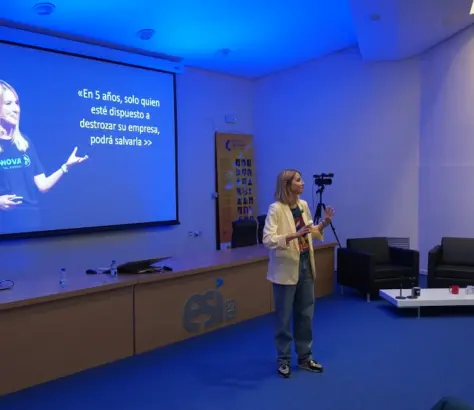 Dori López durante la conferencia en la esi