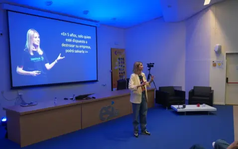 Dori López durante la conferencia en la esi