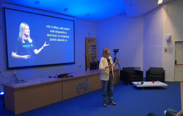 Dori López durante la conferencia en la esi