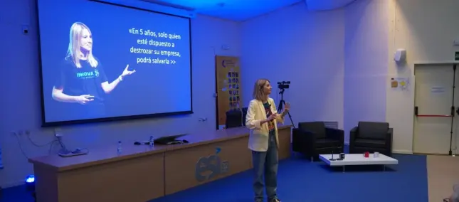 Dori López durante la conferencia en la esi