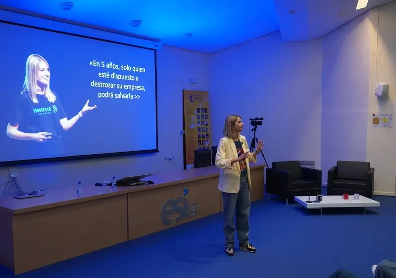 Dori López durante la conferencia en la esi