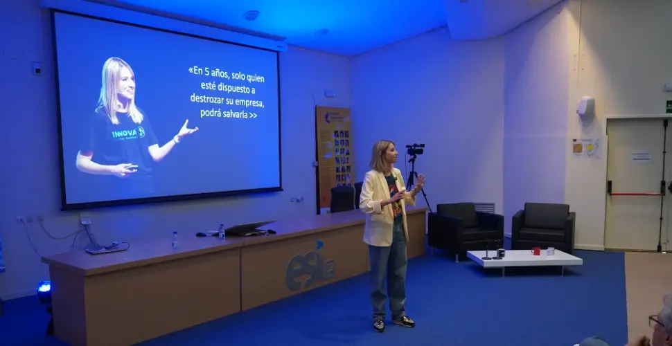 Dori López durante la conferencia en la esi