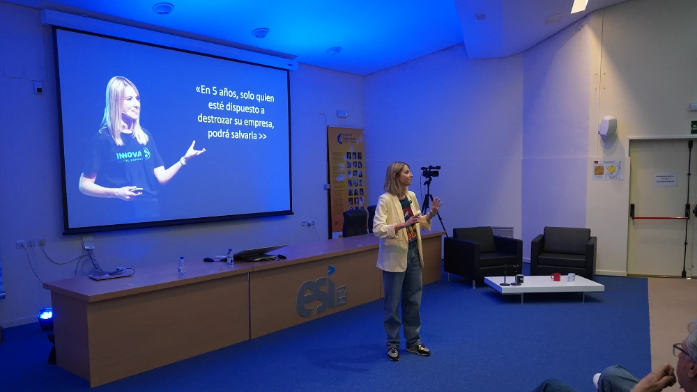 Dori López durante la conferencia en la esi