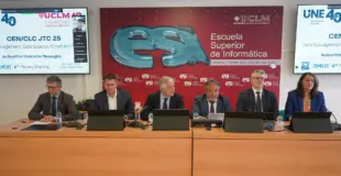 autoridades en la presentación del acto