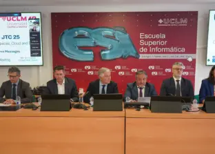autoridades en la presentación del acto
