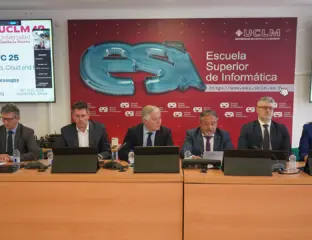 autoridades en la presentación del acto