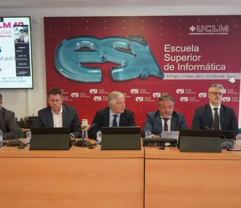autoridades en la presentación del acto