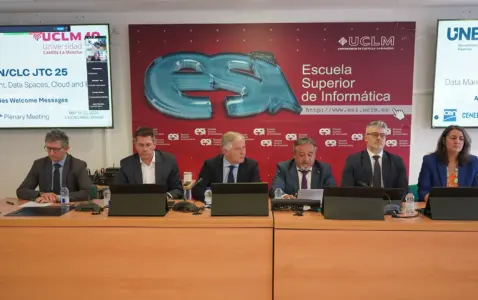 autoridades en la presentación del acto