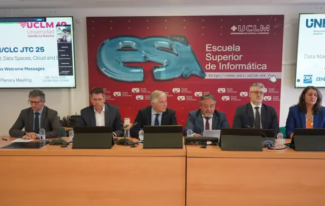 autoridades en la presentación del acto
