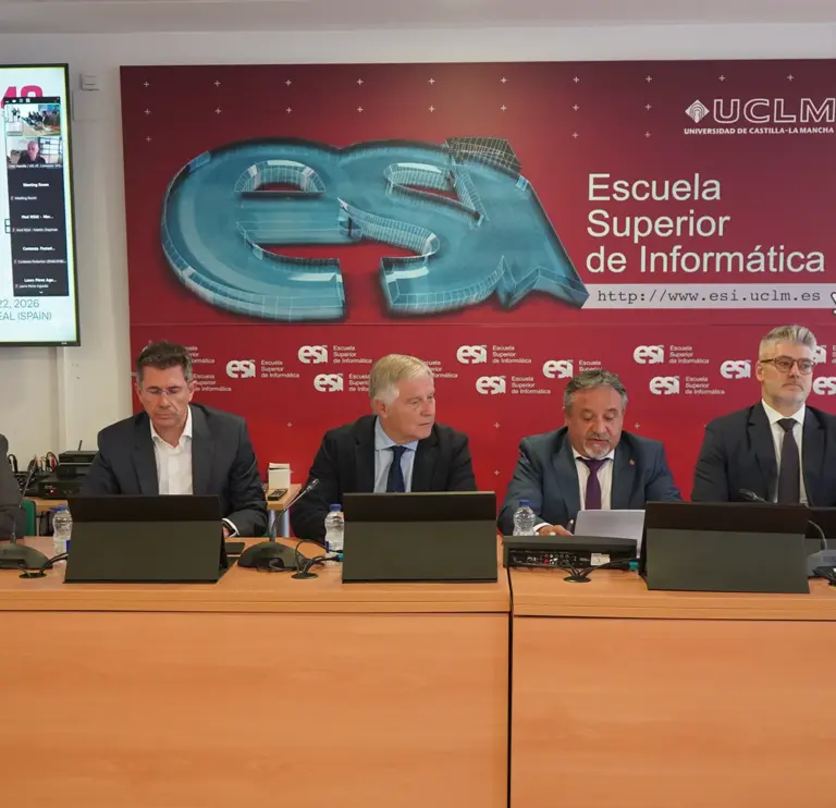 autoridades en la presentación del acto