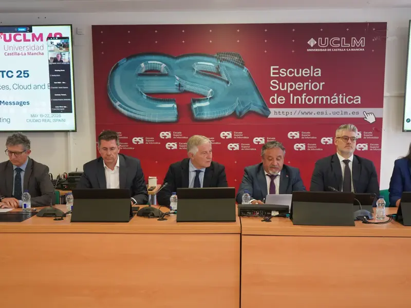 autoridades en la presentación del acto