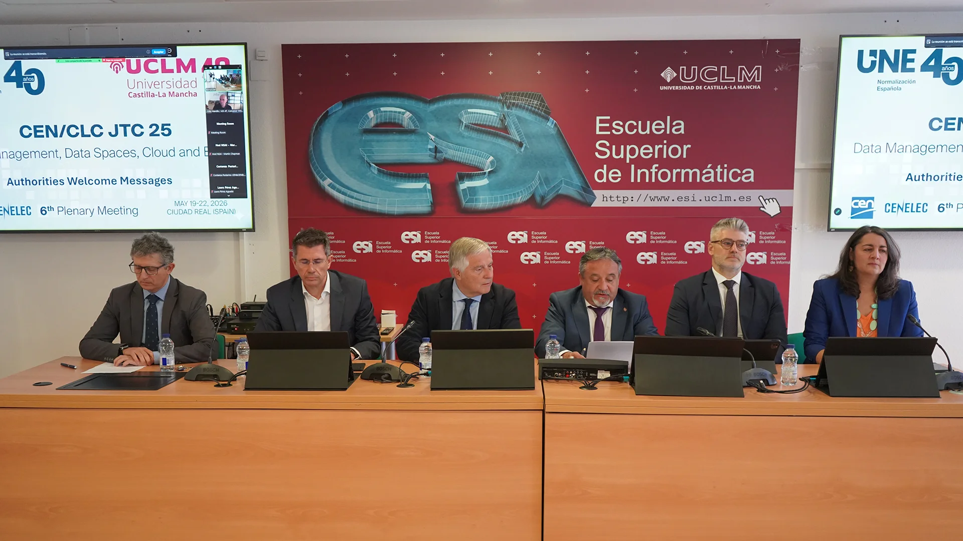 autoridades en la presentación del acto