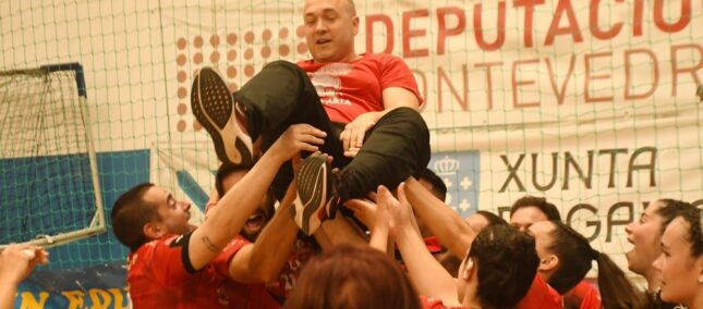 Eusebio Angulo manteado por sus jugadoras