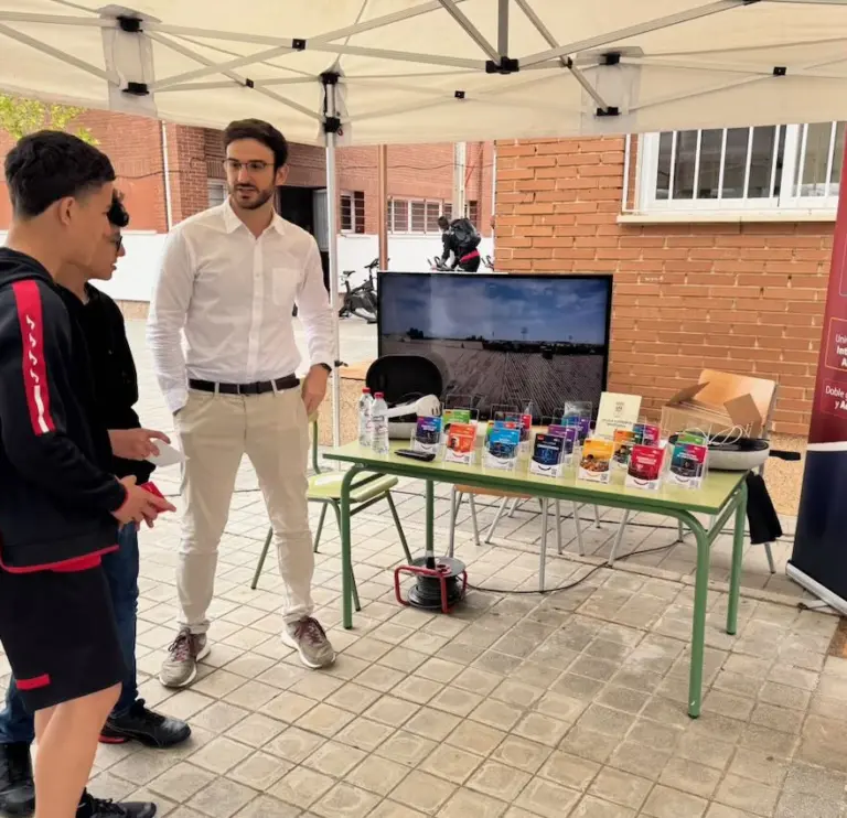 La ESI en la feria del empleo del IES Azuer de Manzanares
