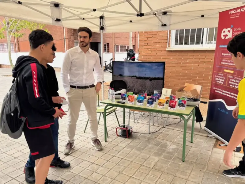 La ESI en la feria del empleo del IES Azuer de Manzanares