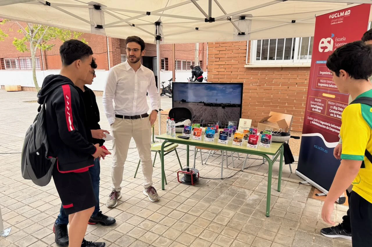 La ESI en la feria del empleo del IES Azuer de Manzanares