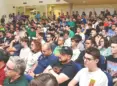 estudiantes en el salón de grados de la ESI